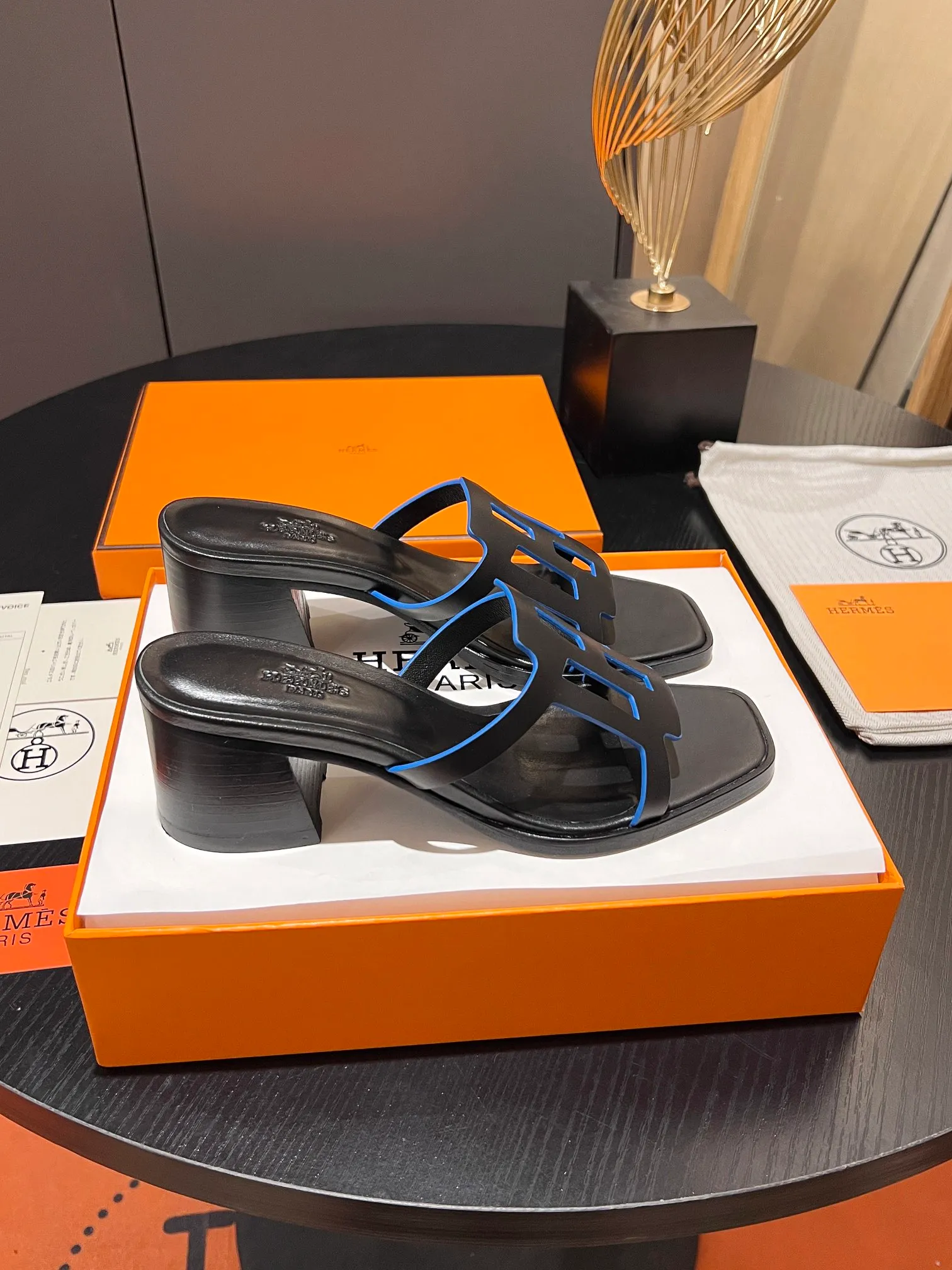 👟👟Ex-factory price 560👟👟 💋New! HERMES, 2024 thick heel series hollow H slides, look great on the feet! Original replica, synchronized at the counter. Upper material: advanced custom-made first-layer calfskin, inner padding sheepskin, Italian leather outsole. Multiple color options! Heel height: 6.5cm Size: 34-43 (34 41 42 43 customized items are non-refundable)
